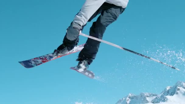 SLOW MOTION: Aktivní mladý muž turista na lyžování výlet dělá dechberoucí triky. — Stock video