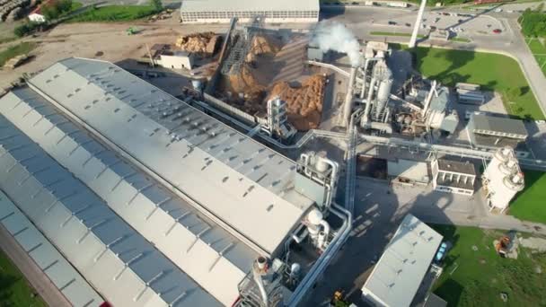 Αεροφωτογραφία του εργοστασίου υλοτομίας με εγκατάσταση επεξεργασίας με στέγες από κασσίτερο. — Αρχείο Βίντεο