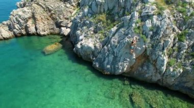 Akdeniz 'de tek başına yüzen dişi bir kaya tırmanıcısının aksiyon çekimi.