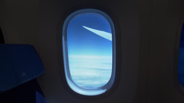 Κοντινό πλάνο: Γραφική θέα μέσα από το παράθυρο μιας ημερήσιας διατλαντικής πτήσης — Αρχείο Βίντεο