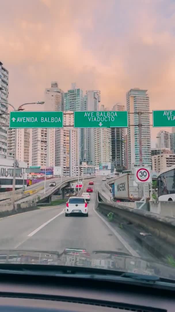 垂直, POV:日没時にパナマ市内のダウンタウンへの高速道路に沿って運転 — ストック動画