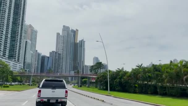 POV: Guidando lungo il pittoresco quartiere finanziario e alberghiero di Panama City. — Video Stock