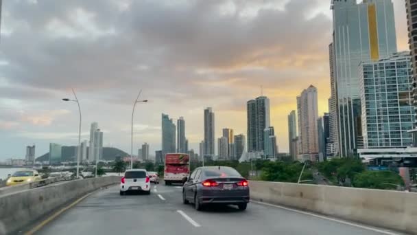 POV: Sceniczna przejażdżka samochodem ulicami miasta Panama w słoneczny wieczór. — Wideo stockowe