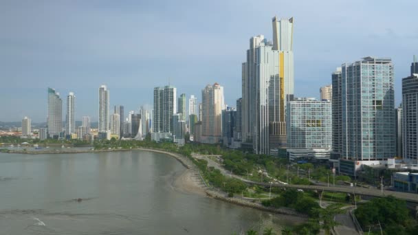 Hoogbouw flatgebouwen toren boven de wegen in het centrum van Panama City. — Stockvideo