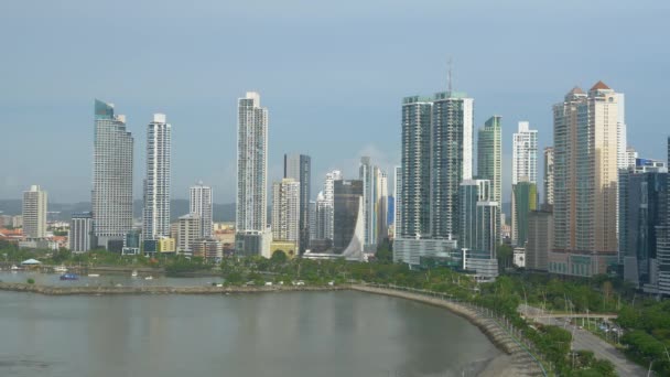 Lélegzetelállító kilátás nyílik a modern toronyházak mentén Panama partján. — Stock videók