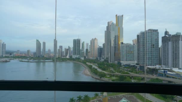 FERMER : Massive fenêtre de chambre d'hôtel de luxe offre une vue imprenable sur Panama City — Video