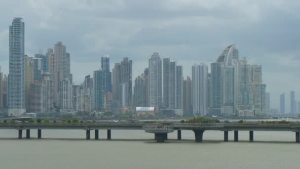 Grattacieli torreggianti riempiono la costa di Panama City in una ventosa giornata nuvolosa. — Video Stock