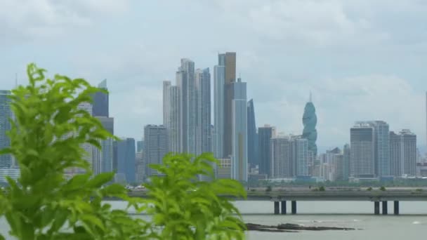 Vue spectaculaire sur l'horizon métropolitain de Panama City par un jour de printemps venteux. — Video