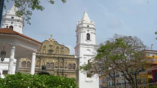 Historisk arkitektur omger Självständighetstorget i gamla stan i Panama City. — Stockvideo