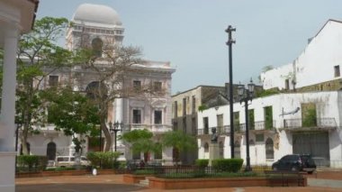 Panama şehrindeki güzel beyaz bir binanın manzarası..