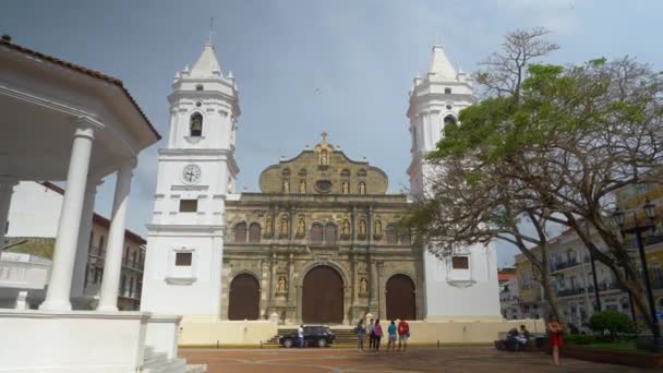 Casco Viejo en la capital de Panamá está lleno de una hermosa arquitectura. — Vídeos de Stock