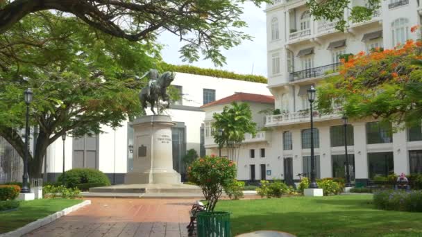 Történelmi emlékmű áll a közepén egy buja zöld park Panama City. — Stock videók
