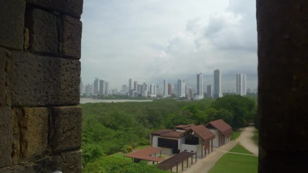 Restos de uma cidade histórica do Panamá Viejo e vegetação levam à Cidade do Panamá. — Vídeo de Stock