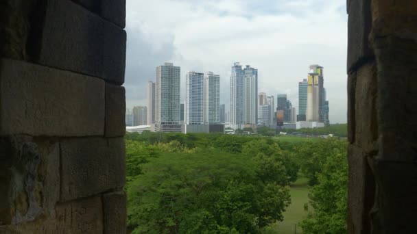Les tours de bureaux du quartier financier de Panama City donnent sur les ruines de Panama Viejo. — Video