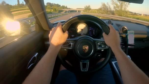 POV:スロベニアの田舎の空の高速道路を新しいポルシェのスポーツカーを運転する. — ストック動画