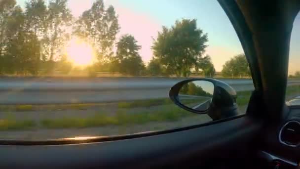 CLOSE UP: Vacker utsikt över gyllene upplysta landsbygden från fönstret i rörlig bil — Stockvideo