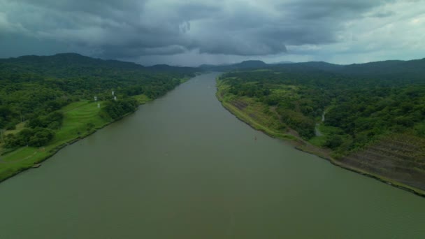 Aerial Drone Synvinkel Den Frodiga Regnskogen Som Omger Panamakanalen Flyger — Stockvideo