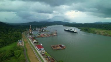 Panama Kanalı 'nın tropikal kıyılarındaki işlek tersanelerin tepesinden panoramik manzara. Latin Amerika 'nın ücra bir köşesindeki insan yapımı dev kanalın insansız hava aracı bakış açısı. Ticaret yolu.
