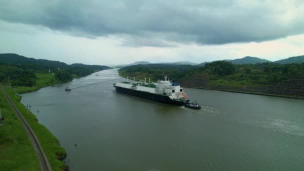 Hatalmas Teherhajót Egy Kisebb Hajó Segíti Lélegzetelállító Panama Csatorna Mentén — Stock videók
