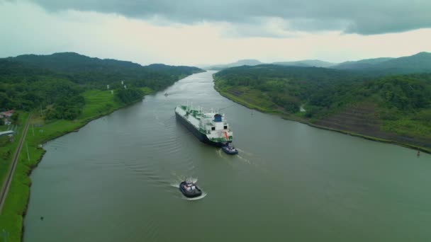 Aerial Kleinere Schiffe Fahren Den Fluss Entlang Während Ein Massiver — Stockvideo