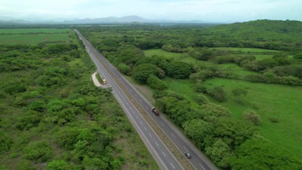 Scenic Drone Standpunt Van Auto Vrachtwagens Rijden Langs Panamericana Regenwoud — Stockvideo