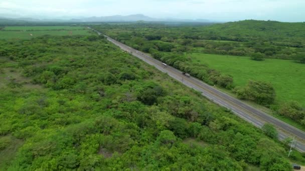 Aereo Grandi Ruote Auto Guidano Lungo Panoramica Autostrada Panamericana Lussureggiante — Video Stock