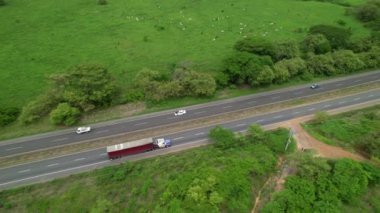 Panamerikan otoyolunda, yemyeşil yağmur ormanlarıyla çevrili büyük bir tırın üzerinde uçuyor. Panama kırsalından kargo taşıyan bir yük kamyonunun insansız hava aracı bakış açısı.