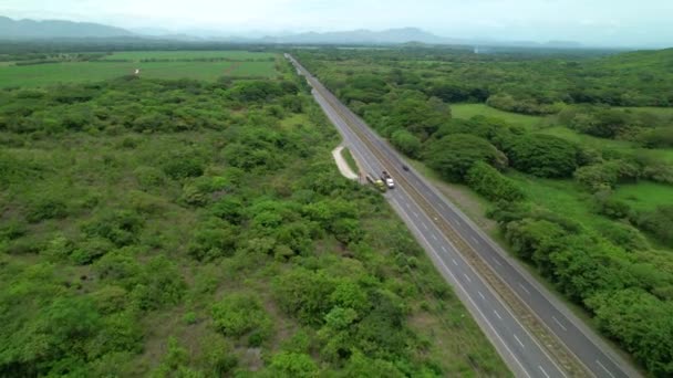 Aerial Ruch Biegnie Wzdłuż Światowej Sławy Asfaltowej Autostrady Przechodzącej Przez — Wideo stockowe