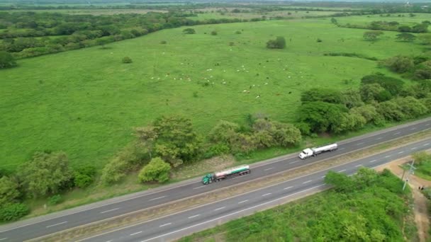 Aerial Volando Por Encima Dos Camiones Carga Que Transportan Petróleo — Vídeo de stock