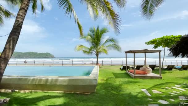 Slow Miiion Panning Oceanfront View Fabal Resort Infinity Pool Пальмы — стоковое видео