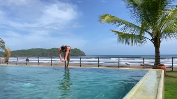 Low Motion Jovem Pulando Piscina Resort Praia Tropical Mulher Desfrutando — Vídeo de Stock