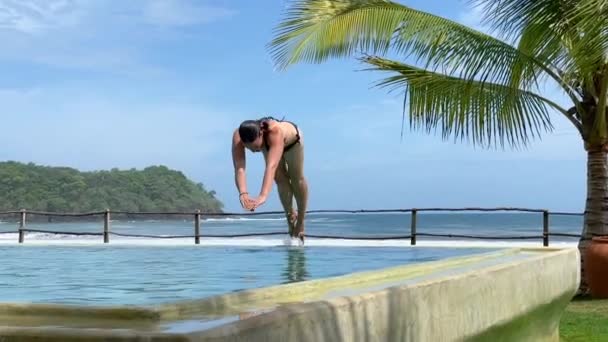 Slow Motion Junge Frau Springt Tropischen Badeort Mit Meerblick Einen — Stockvideo