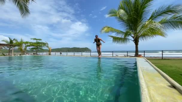 Slow Motion Jonge Vrouw Duiken Infinity Zwembad Tropische Badplaats Met — Stockvideo