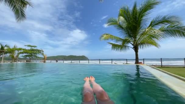 Слова Моція Плаваючі Жіночі Лапи Плавають Басейні Екзотичному Пляжному Курорті — стокове відео