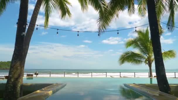 Okyanus Manzaralı Görüntüyü Tropik Tatil Köyündeki Sonsuz Havuz Üzerinde Hareket — Stok video