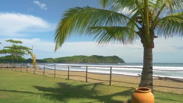 缓慢的运动 从度假胜地花园看到破浪的沙滩 大潮时的离岸海浪冲击了巴拿马的冲浪点 巴拿马的热带冲浪目的地 — 图库视频影像
