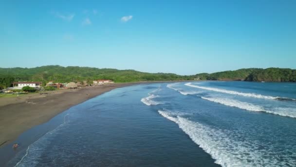 Летает Над Глубокой Голубой Океанической Водой Катящимися Волнами Плайя Венао — стоковое видео