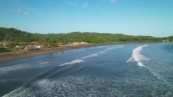 Aerial Volando Largo Playa Exótica Las Olas Del Océano Azul — Vídeo de stock