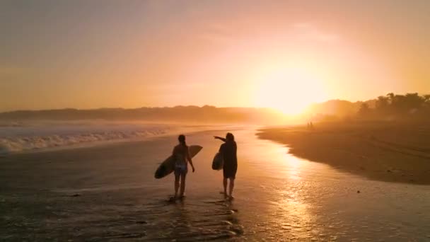 Silhouette Aerial Dois Surfistas Carregando Pranchas Surf Verificando Ondas Após — Vídeo de Stock