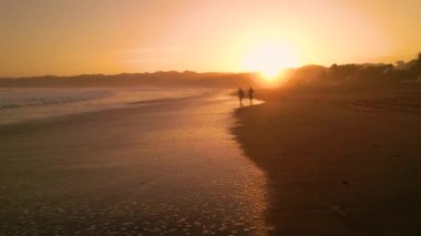 Otobanda ilerleyen arabanın arka camında altın güneş ışınları parlıyor..