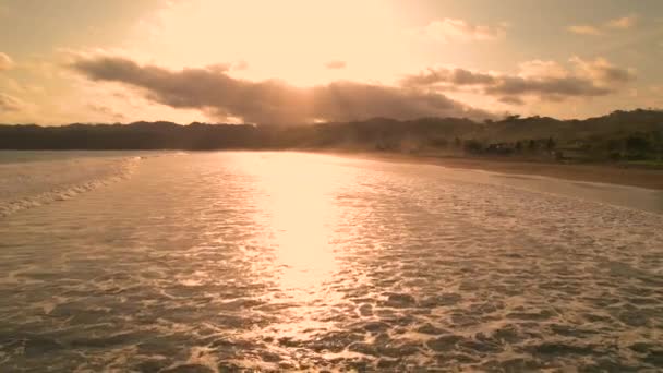 Zlaté Sluneční Paprsky Prosvítají Zadním Oknem Auta Sjíždějícího Dálnici — Stock video