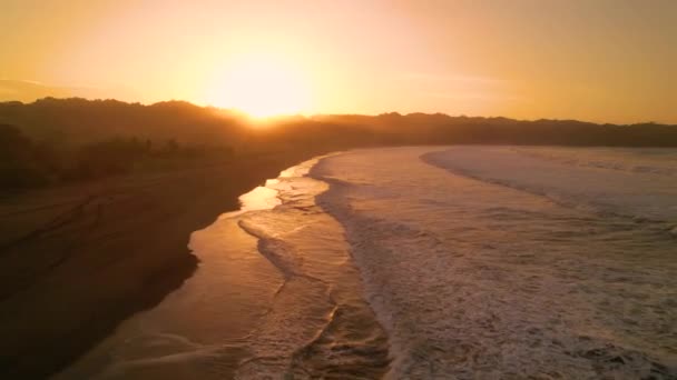 Zlaté Sluneční Paprsky Prosvítají Zadním Oknem Auta Sjíždějícího Dálnici — Stock video