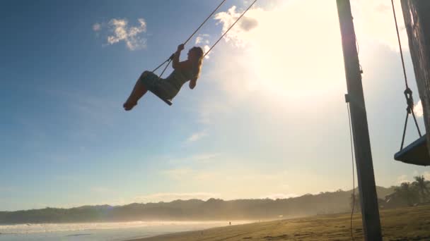 Slow Motion Låg Angle View Ung Kvinna Strand Swing Vid — Stockvideo