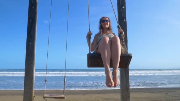 Slow Motion Usmívající Mladá Žena Pláži Houpačka Oceánem Pozadí Radostný — Stock video