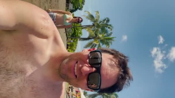 Χαμογελαστός Νεαρός Άνδρας Που Τον Έσπρωξε Μια Κούνια Στην Παραλία — Αρχείο Βίντεο