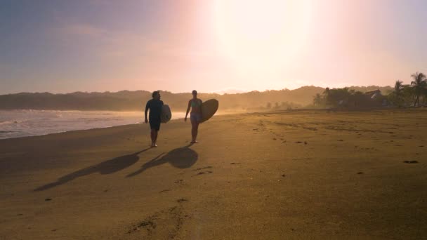 Slow Motion Surfingkompisar Som Går Stranden Efter Solnedgången Surf Session — Stockvideo