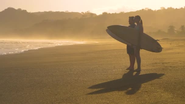 Slow Motion Två Surfare Som Står Stranden Och Kollar Vågorna — Stockvideo