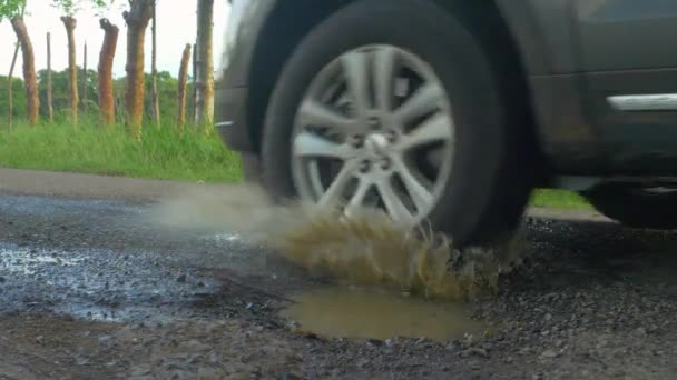 Close Gouden Zonnestralen Schijnen Door Achterruit Van Auto Rijden Langs — Stockvideo