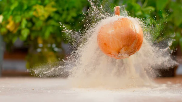 Macro Dof Brown Unpeeled Onion Bounces Wooden Table Scatters Flour —  Fotos de Stock