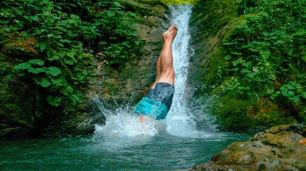 Stänga Upp Kristallklart Flodvatten Stänk Som Atletiska Manliga Turisten Hoppar — Stockfoto